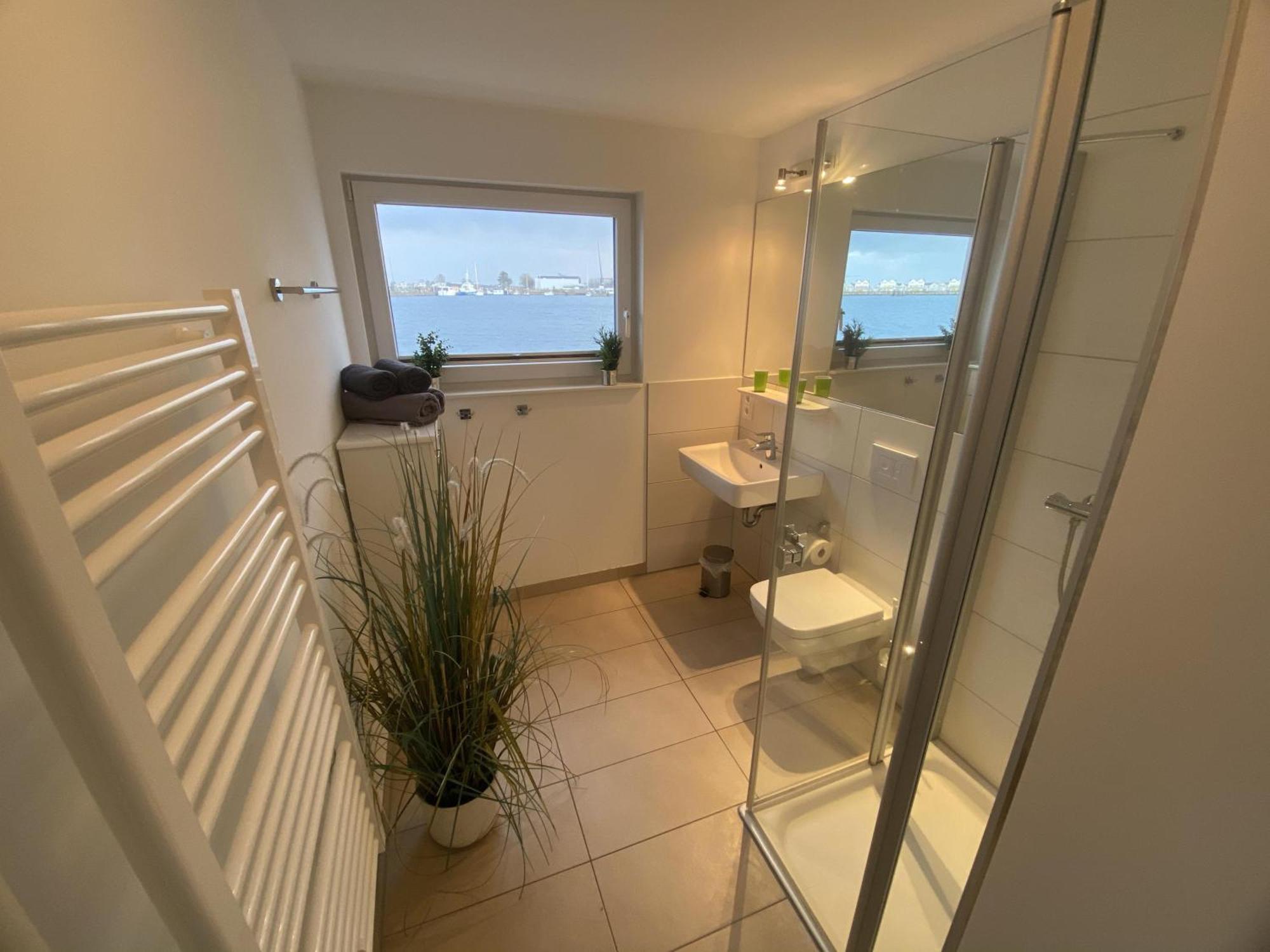 Schwimmendes Ferienhaus Antares One By Seeblick Ferien Oro, Rundum Wasser, Sauna Olpenitz Exterior photo